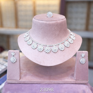 Ensemble collier ras-de-cou floral élégant en alliage de zircon plaqué or et boucles d'oreilles assorties, bijoux pour femmes, vente en gros, modèle A-23095 - Product Image 4