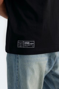 เสื้อยืดโอเวอร์ไซส์สีดำสำหรับผู้ชาย แขนสั้น คอกลม ผ้าเจอร์ซีย์คอตตอน 100% น้ำหนัก 240 กรัม ทรงปกติ ยาวปกติ เป็นมิตรกับสิ่งแวดล้อม - Product Image 5