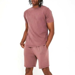 Ensemble de deux t-shirts avec short assorti, ensembles de survêtements en coton respirant, coupe ajustée, pour la salle de sport et la remise en forme, ensembles pour hommes - Product Image 1
