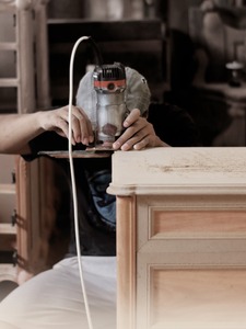 Silla de Comedor Minimalista de Lujo en Madera de Teca Sólida con Producción Personalizada para Uso Hotelero - Product Image 4