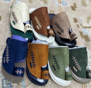 Auténticas Pantuflas Saudíes para Hombre, Antideslizantes, con Suela de PU Suave y Cuero Sintético, Ideales para Atuendos Tradicionales y Casuales - Product Image 5