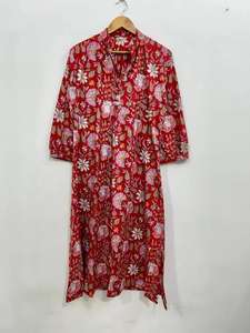 ชุดเดรสผ้าฝ้ายลายดอกไม้สีแดงสไตล์โบโฮ: เสื้อคลุมอินเดียพิมพ์ลายด้วยมือ - Product Image 3