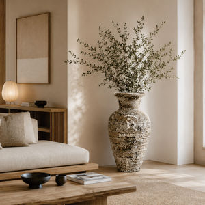 Florero de Mimbre Bellamente Tallado, Duradero y Ecológico, Perfecto para Hogares Tropicales, Villas y Casas de Campo - Product Image 1