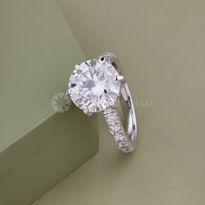 Anillo de oro blanco con diseño moderno, pavé y diamantes de laboratorio de corte redondo con certificado IGI y claridad VVS para mujer, de la India. - Product Image 3