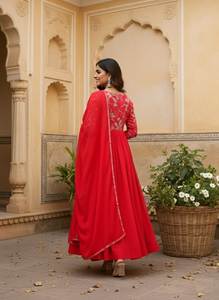 Ensemble Kurta Rouge Premium avec Imprimé Bandhani en Soie Delta Lourde, Manches Longues, Col en V – Vente en Gros - Product Image 5