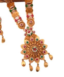 Collar kundan multicolor en tono dorado tradicional con aretes a juego, diseño floral antiguo, conjunto de joyería festiva para novias y bodas. - Product Image 1