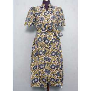 ชุดเดรสลำลองสไตล์โมเดิร์น แขนสั้น ความยาวปานกลาง เหมาะสำหรับงานปาร์ตี้ฤดูร้อน ผู้หญิง สวยหวาน สไตล์เรียบง่าย ผ้าฝ้ายพิมพ์ลายด้วยมือ ทรงคังกูร่า สีธรรมชาติ - Product Image 1