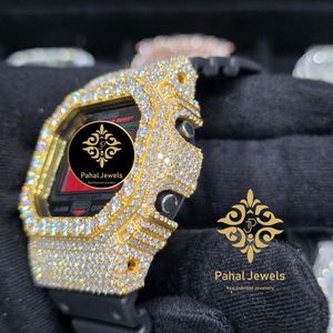 Reloj de Cuarzo con Incrustaciones de Diamantes, Pantalla Digital Roja, Tono Dorado, Cuadrado, con Alarma, Cronógrafo y Retroiluminación LED - Product Image 2