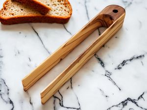 Pinces à pain en bois d'acacia personnalisables, pinces à barbecue avec manche en bois, pinces à aliments en vente au prix le plus bas - Product Image 4