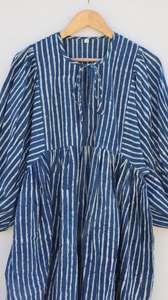 เดรสสั้นผ้าฝ้ายแท้ 100% ลายดอกสีคราม พิมพ์ลายด้วยมือ ทรงปกติ สไตล์โบโฮ แขน 3/4 คอวี ทรงเอไลน์ สำหรับฤดูร้อนและฤดูใบไม้ร่วง - Product Image 2