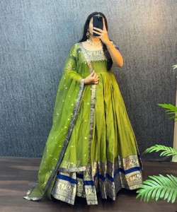 Kurti en Soie et Coton Naryanpet Traditionnel avec Bordures Brodées, Luxe Multicolore, et Dupatta en Tulle – Vêtement Ethnique Décontracté – Prix de Gros - Product Image 1