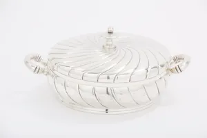 Elegante Cacerola de Acero con Tapa |   Acabado Liso para Comedores de Lujo y Configuraciones de Buffet - Product Image 6