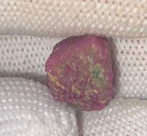 พลอยทับทิมดิบธรรมชาติจากเคนยา เหมืองเฟโมส จอห์น โซล น้ำหนัก 12.30 กะรัต - Product Image 1