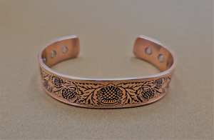 Pulseras de Cobre Vintage Elegantes con Flores Talladas y Nudos de Estilo Celta, Ajustables para Regalo - Product Image 6