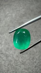 Émeraude naturelle zambienne ovale de 5,15 carats, pierre précieuse verte certifiée GIA pour bijoux fins - Product Image 2