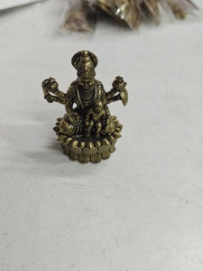 Idole de la déesse Lakshmi en laiton fait main avec enfant sur lotus, statue hindoue miniature pour autel domestique - Product Image 3