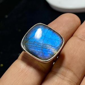 Anillo de Plata de Ley 92.5 con Labradorita Azul – Joyería con Gema Ovalada - Product Image 2