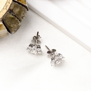ต่างหูเพชรแท้ทรงดอกไม้ประดับเพชรแบบหนามเตย ทองคำขาว 18K ขายส่ง เครื่องประดับชั้นดี Memoria Jewels - Product Image 3