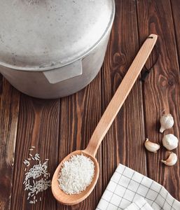 Ensemble d'ustensiles de cuisine en bois faits à la main et écologiques avec cuillère à salade et cuillère ajourée - Product Image 2