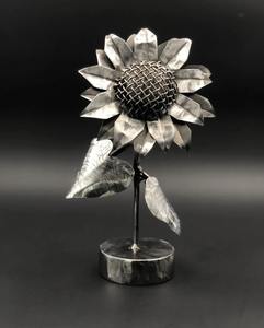 Sculpture de tournesol en métal rouillé, décoration intérieure, fleur en fil métallique soudé à la main, idéale pour l'intérieur du bureau et comme pièce d'art de jardin - Product Image 5