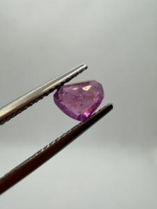 Saphir rose naturel taille cœur/poire 1,33 ct 5,5x6,5x4 mm, pierre précieuse calibrée à facettes de Ceylan pour la fabrication de bijoux, avec jeu de couleurs - Product Image 4