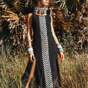 Vestido largo de algodón negro estilo bohemio con flecos geométricos y abertura lateral alta - Product Image 4