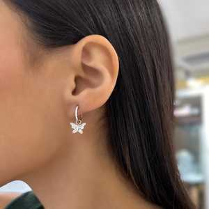 Boucles d'oreilles créoles pendantes solitaires avec breloque papillon, serties pavé de diamants de laboratoire taille ronde, pour usage quotidien, en or massif 14K - Product Image 2