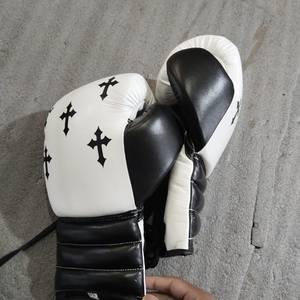 Gants de boxe personnalisés blancs et chromés en forme de cœur, faits à la main en cuir de vachette véritable, pour le sparring et l'entraînement - Product Image 5