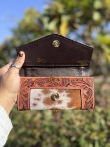 Portefeuille en cuir de vachette élégant et multifonctionnel pour femme, avec gravures artisanales, style western, idéal pour l'été – Grande Vente - Product Image 5