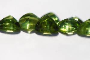 Péridot naturel de qualité, forme trilobée, dos plat, couleur verte, cabochon, pierre précieuse en vrac, idéal pour la création de bijoux faits main. - Product Image 2