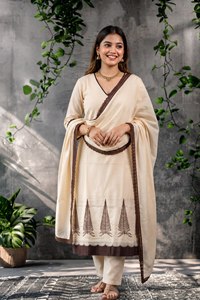 Conjunto de kurta beige hasta el tobillo para mujer con estampado de hojas marrones y pantalón - Product Image 1