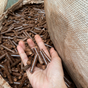 Pellets de madera premium certificados, combustible de biomasa sostenible con bajo contenido de cenizas para calefacción en hogares e industria de Merades de Indonesia. - Product Image 1