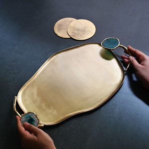 Magnifique plateau de service doré, doté d'une forme organique unique et de poignées élégantes ornées de pierres d'agate bleue, idéal pour servir les aliments. - Product Image 4