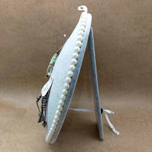 Présentoir à bijoux au design classique, réglable et facile à utiliser, pour organiser boucles d'oreilles, bracelets et colliers, afin de les maintenir bien rangés et élégants. - Product Image 4