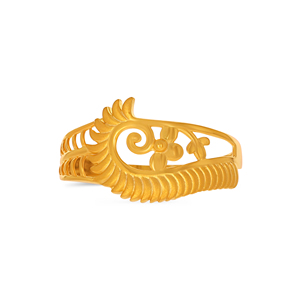Anillo Floral de Pluma Dorada de Lujo con Intrincado Patrón de Hojas Botánicas y Elegante Diseño Calado para Mujer - Product Image 3
