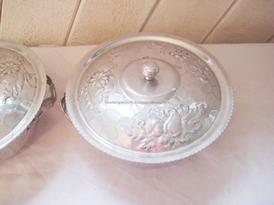 Bol en aluminium martelé moderne du milieu du siècle avec couvercle Casserole en métal orné Cadeau de mariage - Product Image 3