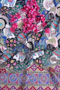 ผ้าพิมพ์ลายดอกไม้สีน้ำเงินครีปธรรมชาติ พร้อมขอบตกแต่งอย่างสวยงาม เหมาะสำหรับทำชุดคุร์ติสำหรับนักออกแบบ - Product Image 4