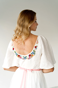 Vestido Maxi de Lino Blanco con Bordado Floral, Diseño de Manga con Volantes, Tela Transpirable, Escote Redondo, Vestido de Lino Sostenible - Product Image 4