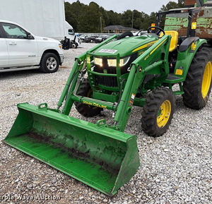 Tracteur John Deere 4044M, 44 CV, tracteur utilitaire compact pour ferme, 4 roues motrices, moteur diesel, machines agricoles avec option de chargeur disponible - Product Image 1