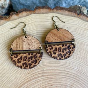 Boucles d'oreilles pendantes ethniques modernes en bois pour femme, faites à la main, rustiques, pour fêtes, usage quotidien et occasions festives, bijoux statement - Product Image 1