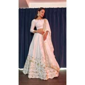 Robe de soirée de créateur, tenue de fête, lehenga choli avec travail de zari et de sequins - Product Image 5