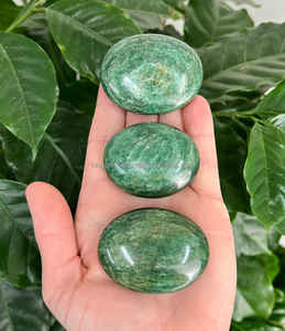 ลูกบอลไมก้าสีเขียวธรรมชาติแกะสลักคุณภาพพรีเมียม สำหรับการทำสมาธิเรกิ หินมัสคอไวต์ พกพาสะดวก ใช้บำบัดรักษาตามหลักฮวงจุ้ย - Product Image 4