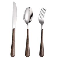 Ensemble de couverts élégants en acier inoxydable contemporain avec manche en métal pour une décoration élégante de la table de la cuisine à la maison
