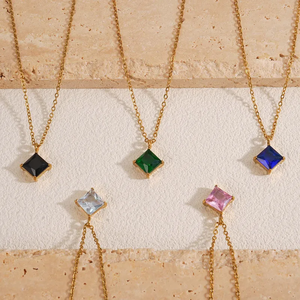 Collier pendentif carré pour femme en acier inoxydable 304 avec finition plaquée or véritable 18 carats et incrustation de verre sur chaîne câblée - Product Image 3