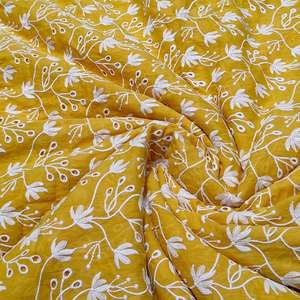 Tissu brodé de qualité supérieure conçu pour la mode moderne et les collections de vêtements élégants. Ce tissu présente de belles qualités. - Product Image 5
