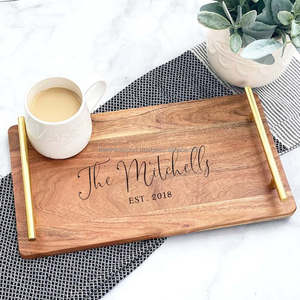 Plateau de service en bois artisanal avec poignées |   Plateau de table basse personnalisé |   Cadeau de fête durable et compatible lave-vaisselle pour mariages - Product Image 4