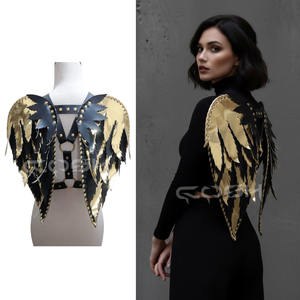 Disfraces de Halloween: Arnés de alas de plumas metálicas doradas y negras, arnés de cuerpo de piel sintética multicapa con tachuelas doradas - Product Image 4