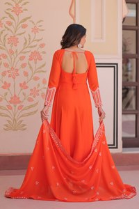 Robe Anarkali élégante et tendance pour femme, en soie zari et broderies, col en V, sans manches, ourlet évasé, longueur au sol, idéale pour les soirées. - Product Image 4