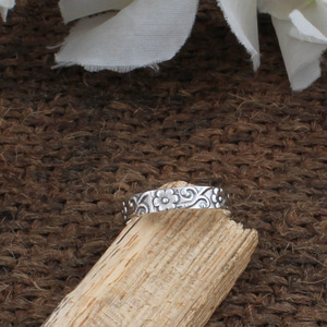 Bague en argent sterling 925 en gros, motif floral marguerite naturelle gravée, bague empilable pour femme, bijoux fins, directement de l'usine - Product Image 2