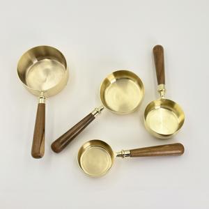 Juego de Tazas y Cucharas Medidoras de Acero Inoxidable con Mango de Madera y Acabado Dorado para Cocina, Repostería y Café al Precio Más Bajo - Product Image 3
